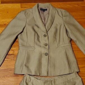 Vintage Evan Picone women 2 piece suit tan